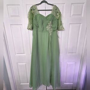 Elegant Green Lace Evening Gown